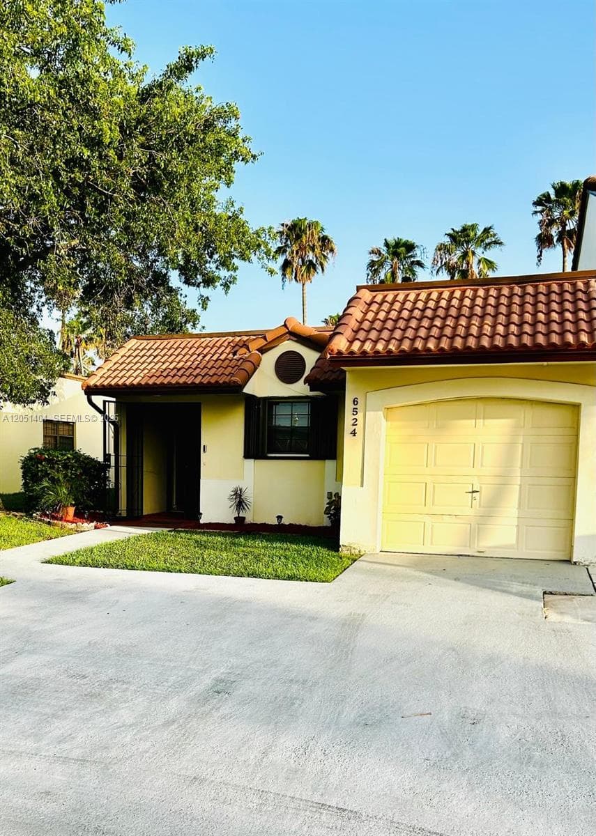 Townhouse at 6524 NW 188th Ln, Hialeah, FL