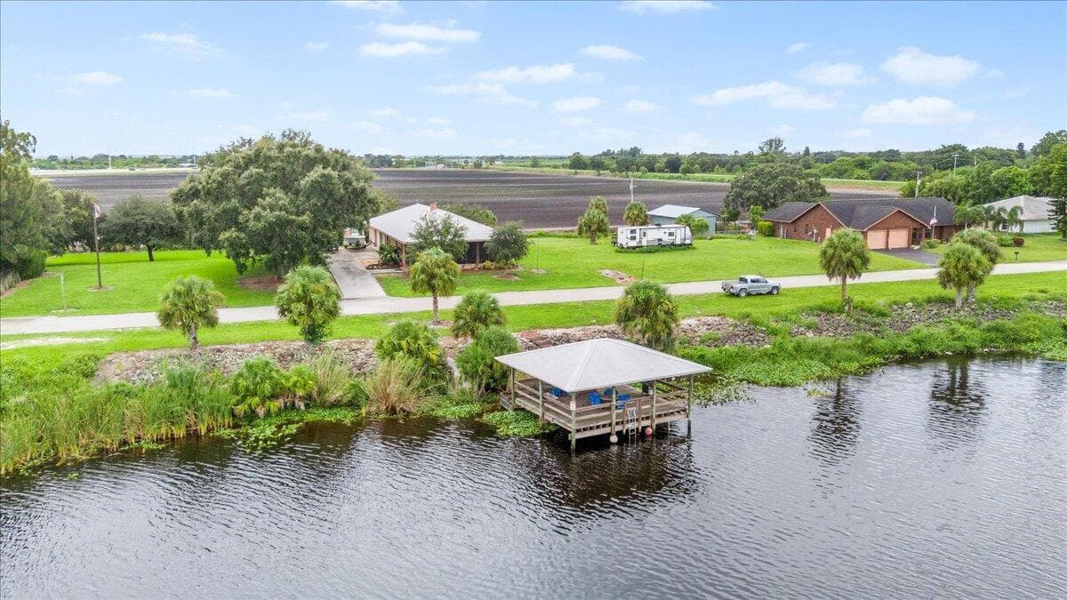 Single-family home at 1121 River Road, Moore Haven, FL