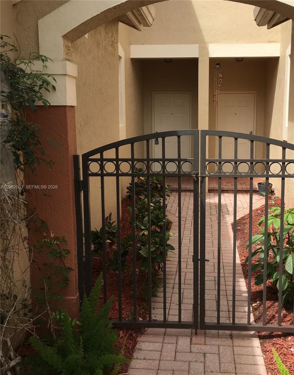 Townhouse at 4258 Vineyard Cir, Weston — photo 1