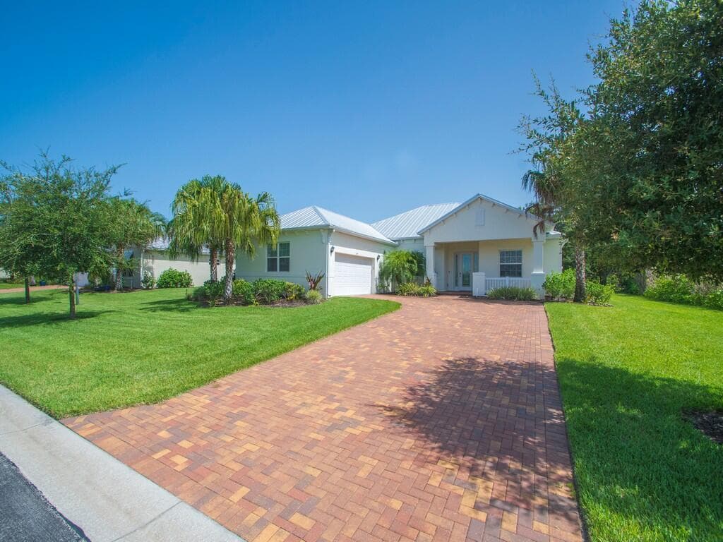 Single-family home at 2545 Saint Lucia Circle, Vero Beach, FL