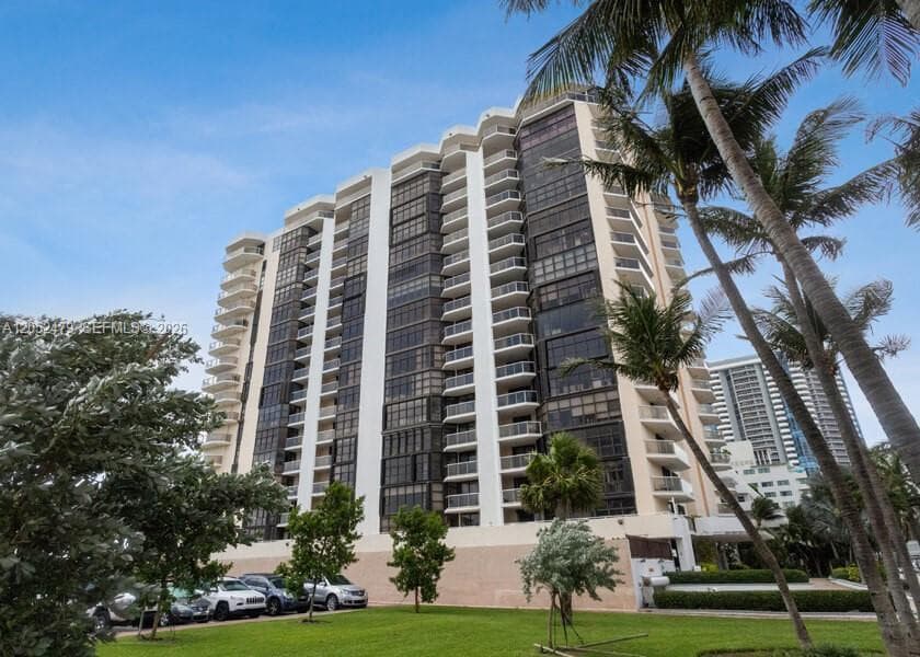 Condo at 6423 Collins Ave, Miami Beach — photo 2