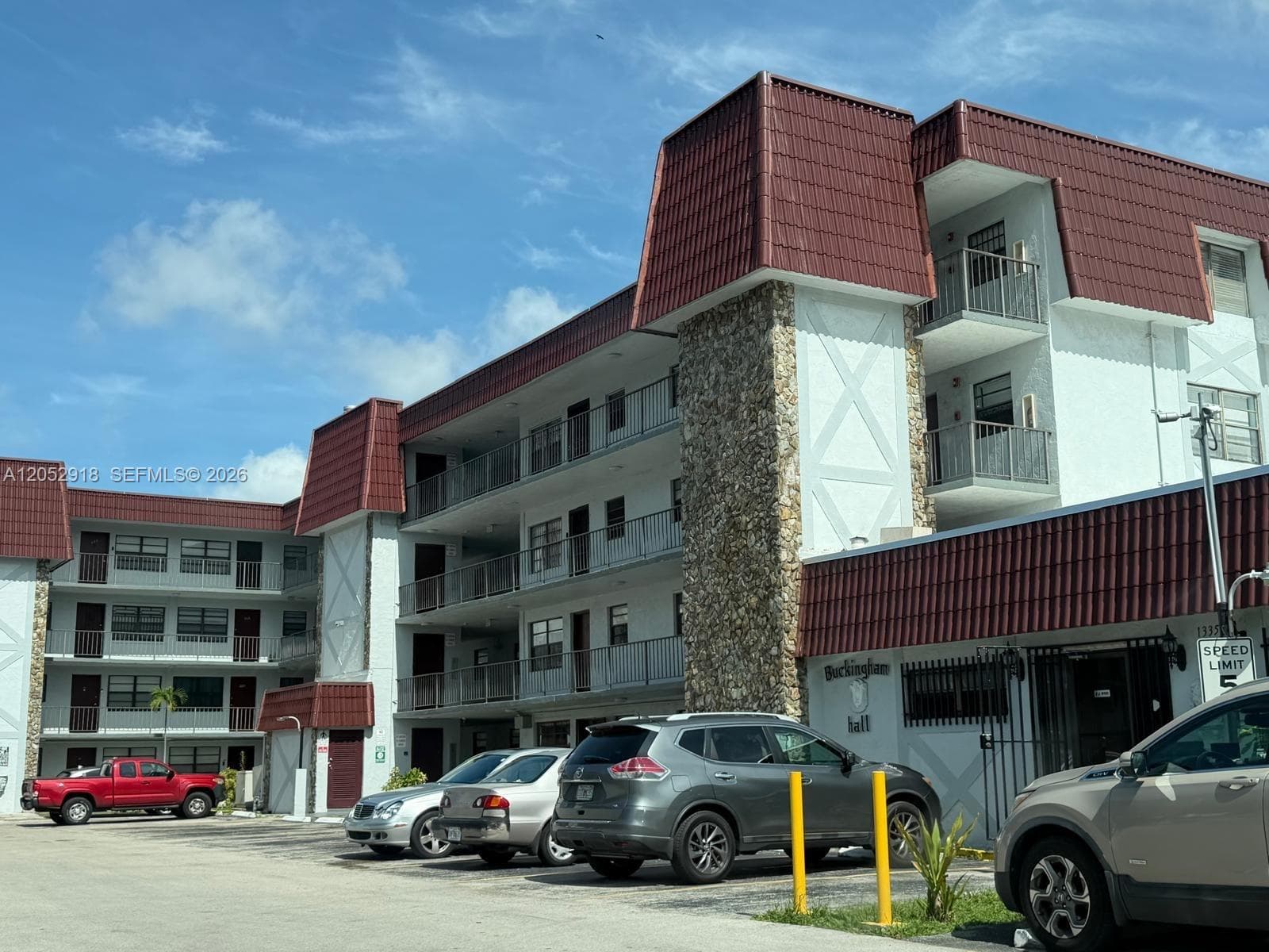 Condo en 1335 W 68th St, Hialeah — foto 1