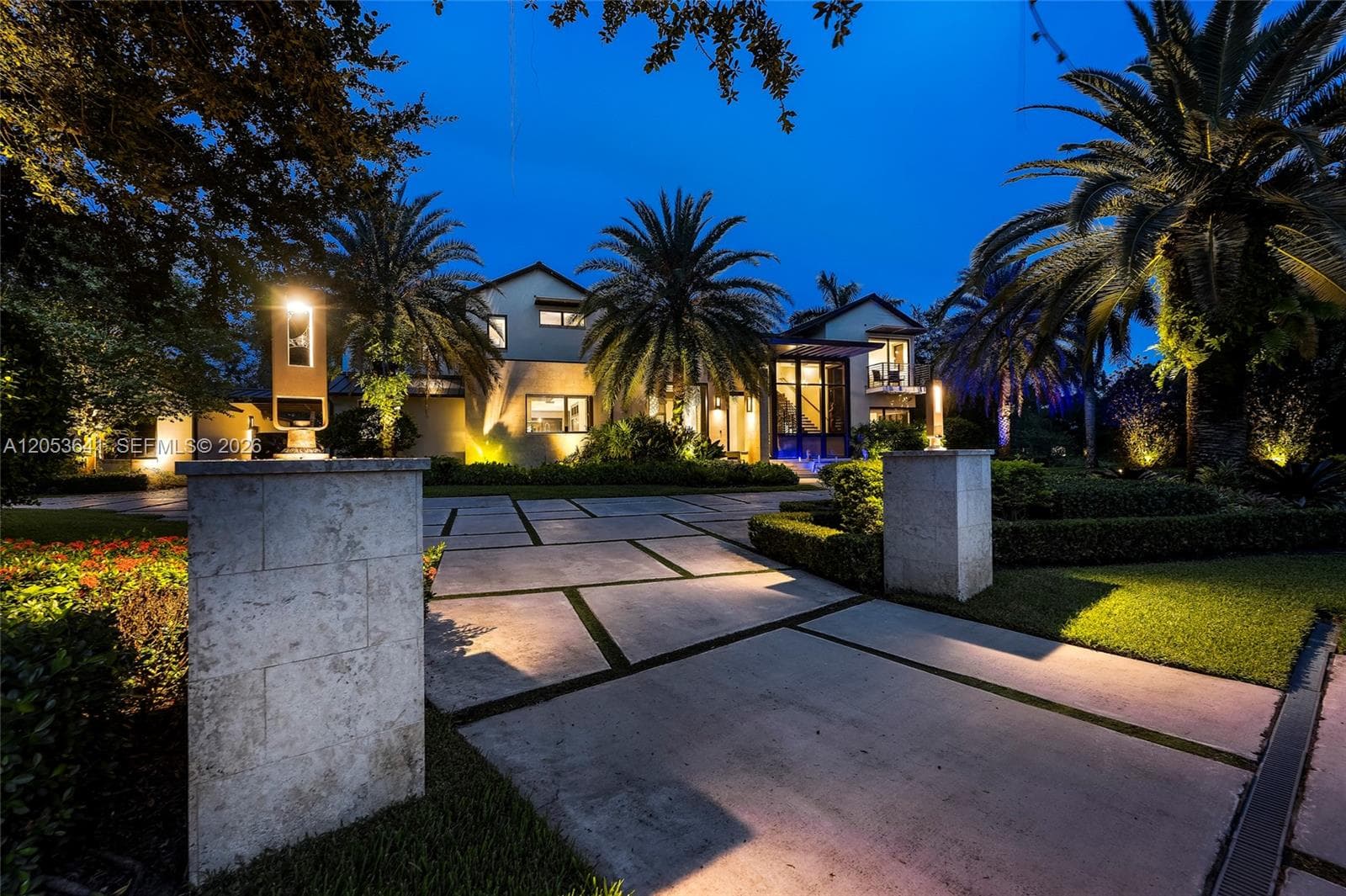 Single-family home at 3714 Pine Lake Dr, Weston, FL