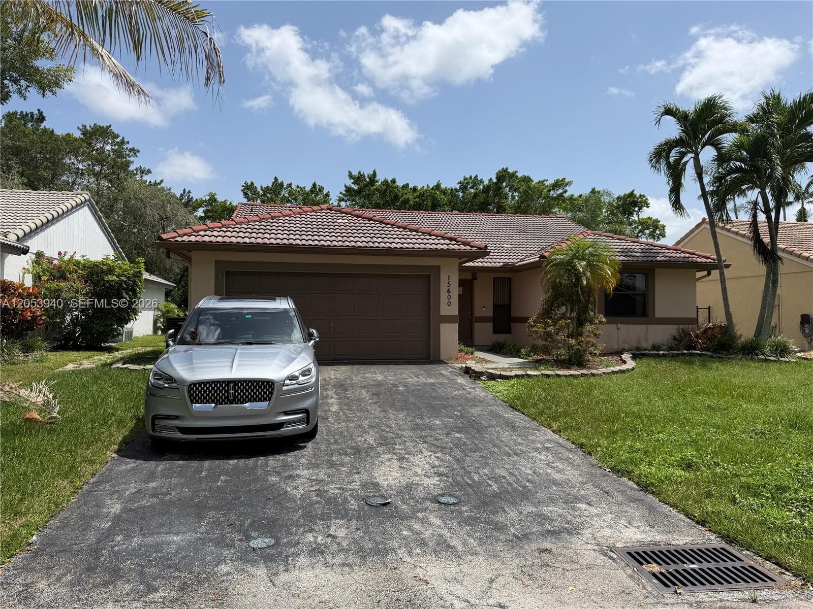 Single-family home at 15600 Gauntlet Hall Mnr, Davie, FL