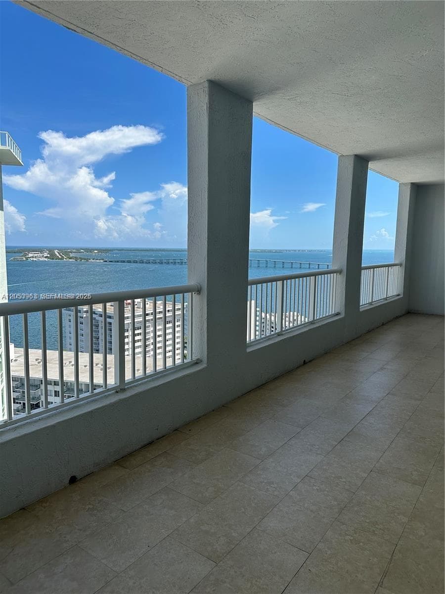 Condo en 170 SE 14th St, Miami — foto 1