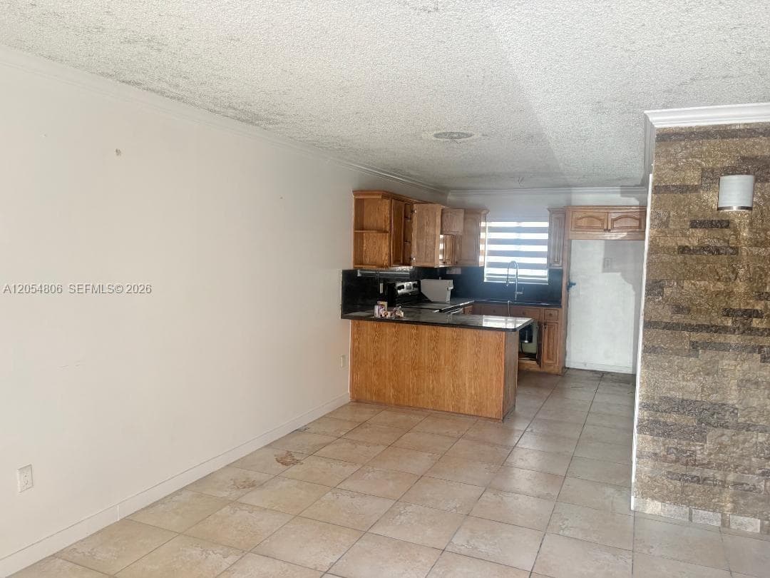 Condo at 2332 W 56th St, Hialeah — photo 2