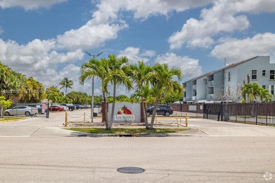 Condo at 1725 W 60th St, Hialeah — photo 1