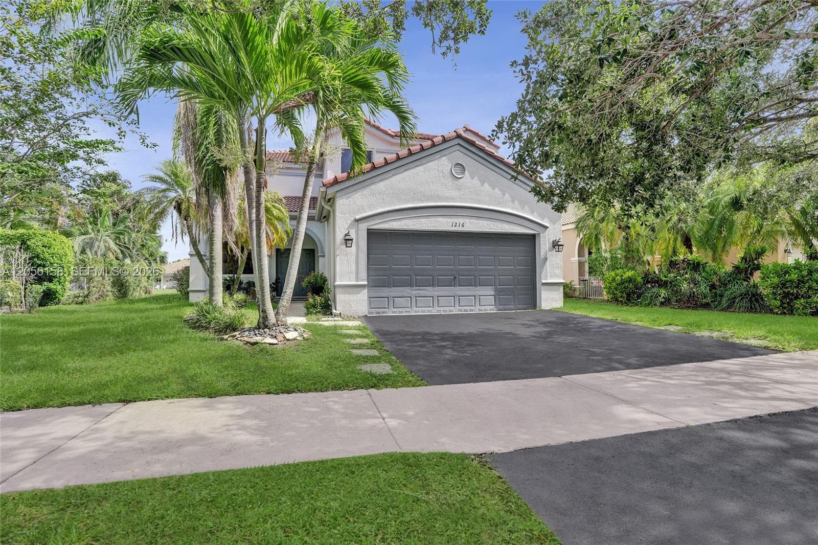 Single-family home at 1216 Chinaberry Dr, Weston, FL