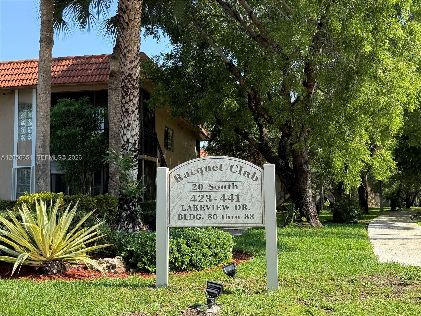 Condo at 435 Lakeview Dr, Weston — photo 1