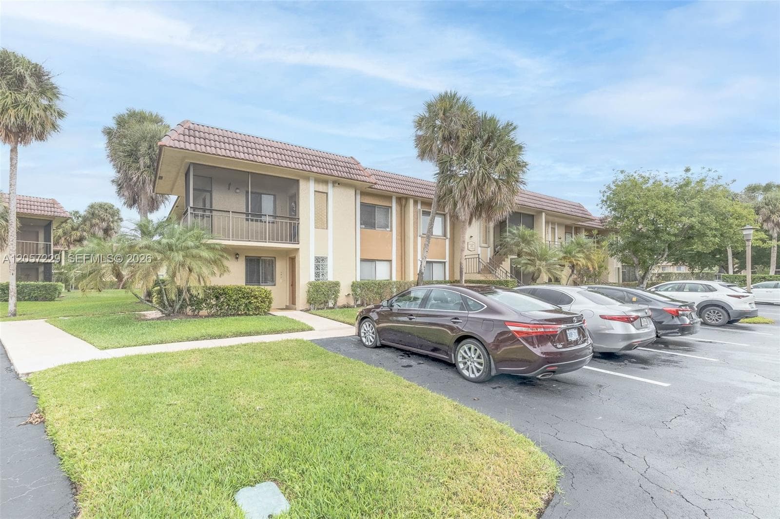 Condo at 325 Lakeview Dr, Weston, FL