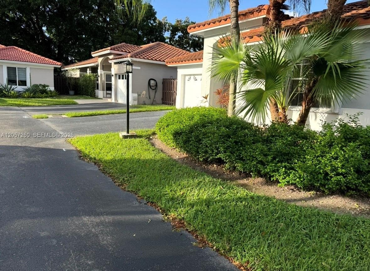 Single-family home at 5758 NW 97th Pl, Doral, FL