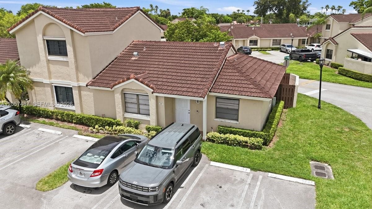 Villa at 6473 NW 170th Ln, Hialeah, FL