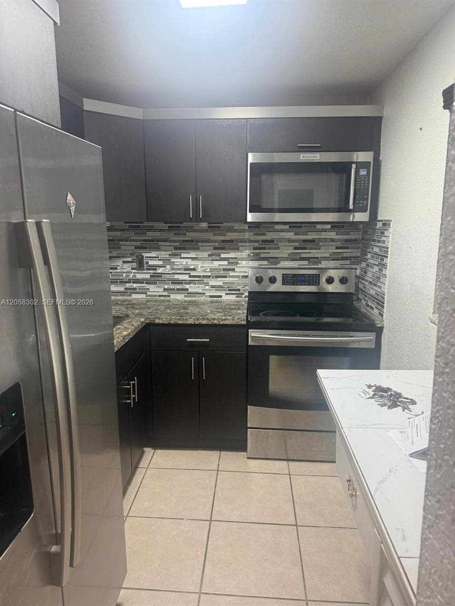 Condo en 6095 W 18th Ave, Hialeah — foto 1