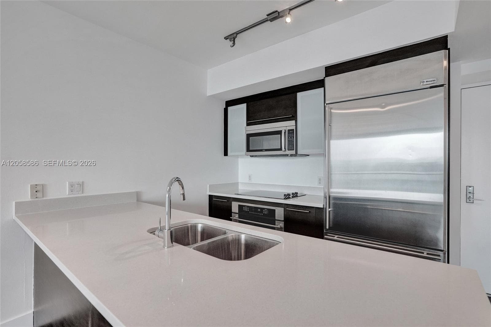 Condo at 55 SE 6th St, Miami — photo 3