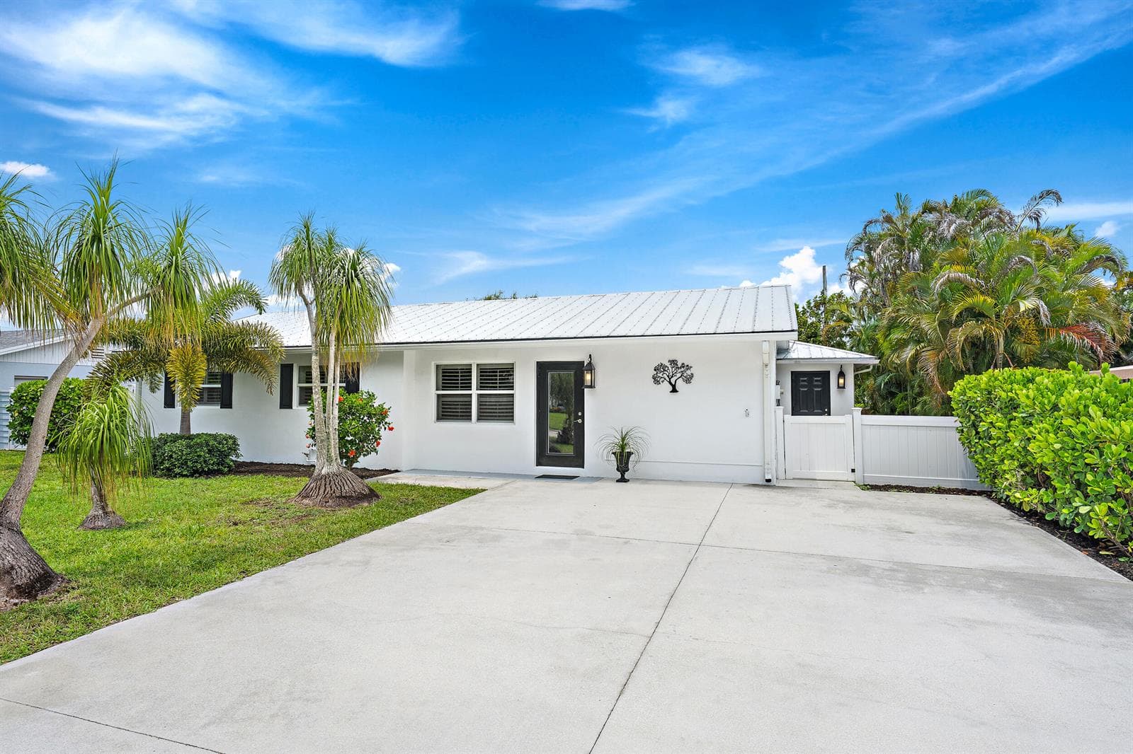 Single-family home at 19144 SE Arnold Drive, Tequesta, FL