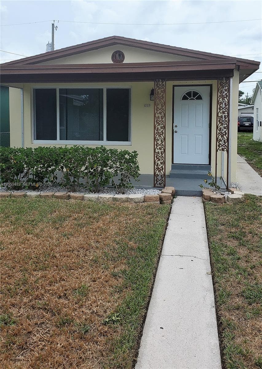 Single-family home at 619 N D St, Lake Worth, FL