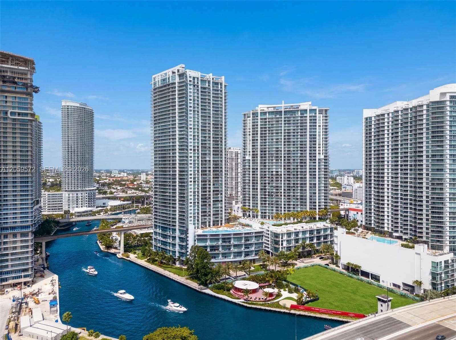Condo en 90 SW 3rd St, Miami — foto 1