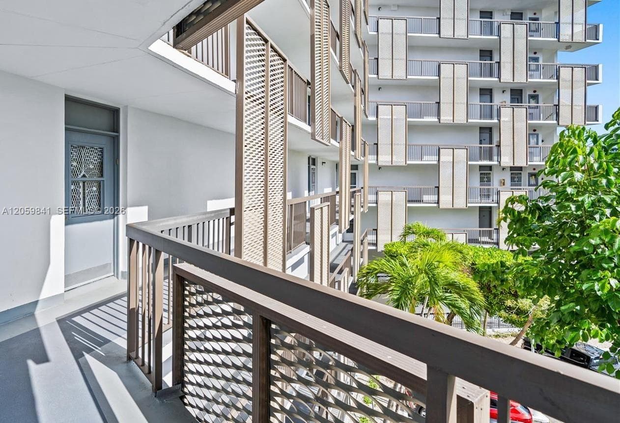Condo at 20400 W Country Club Dr, Aventura, FL