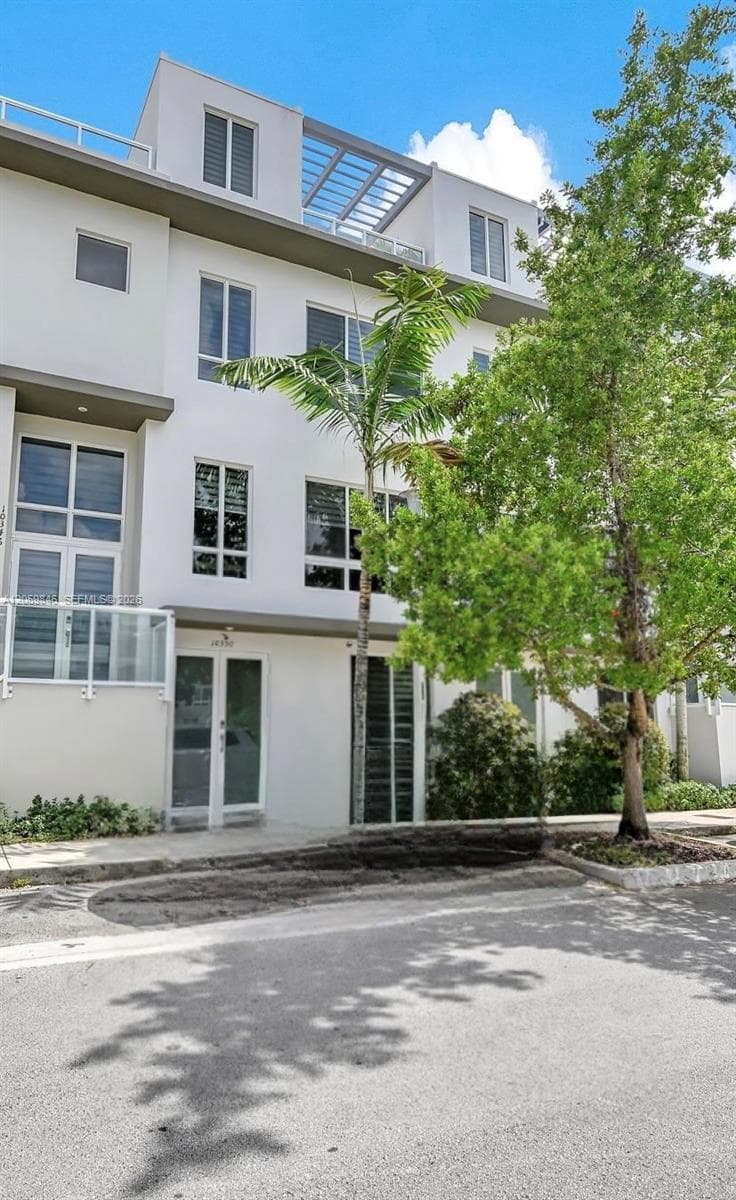 Townhouse at 10350 NW 64th St, Doral, FL