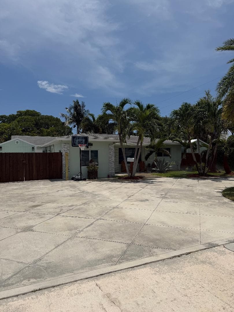 Single-family home at 819 6th Street, Lake Park, FL