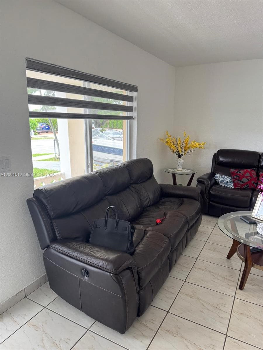Single-family home en 80 W 56th St, Hialeah — foto 2