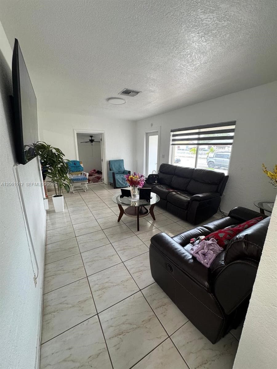 Single-family home en 80 W 56th St, Hialeah — foto 3