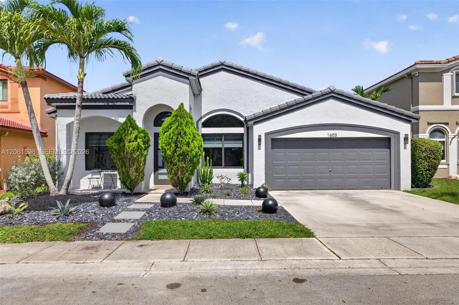 Single-family home at 1603 E Harmony Lake Cir, Davie, FL