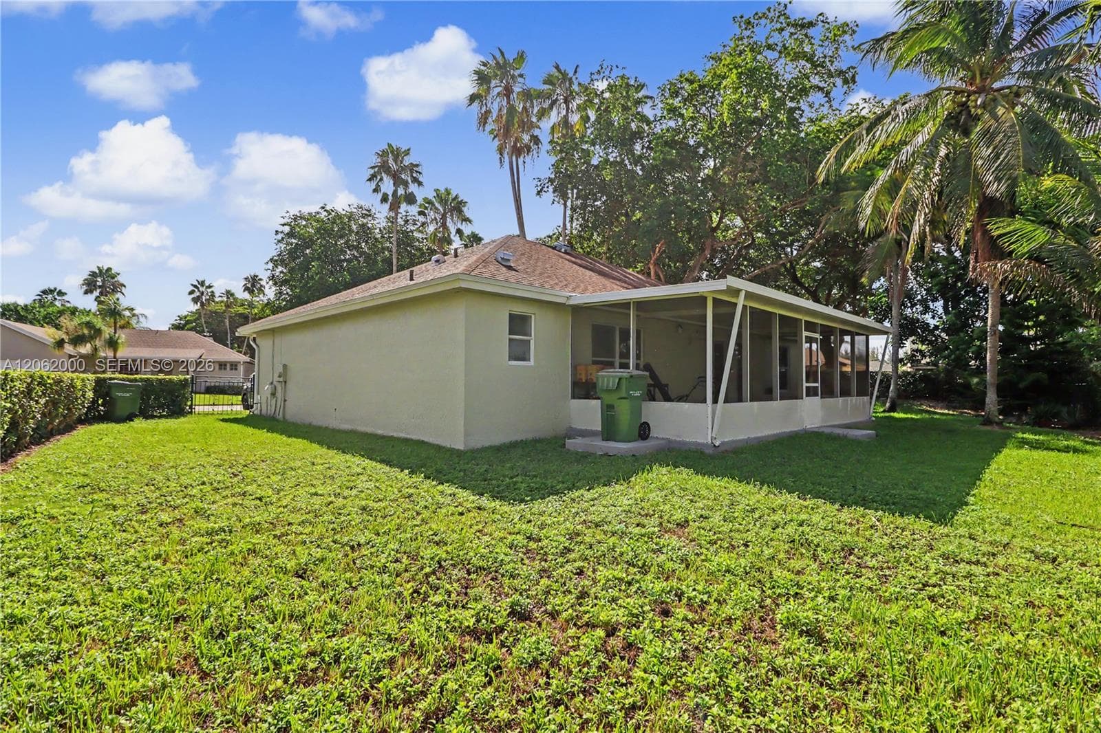 Single-family home at 572 SE 18th Dr, Homestead — photo 2