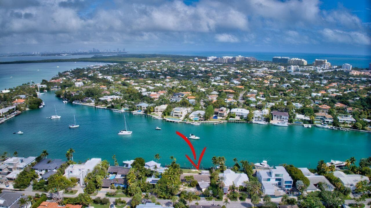 Single-family home at 631 N Mashta Drive, Key Biscayne, FL