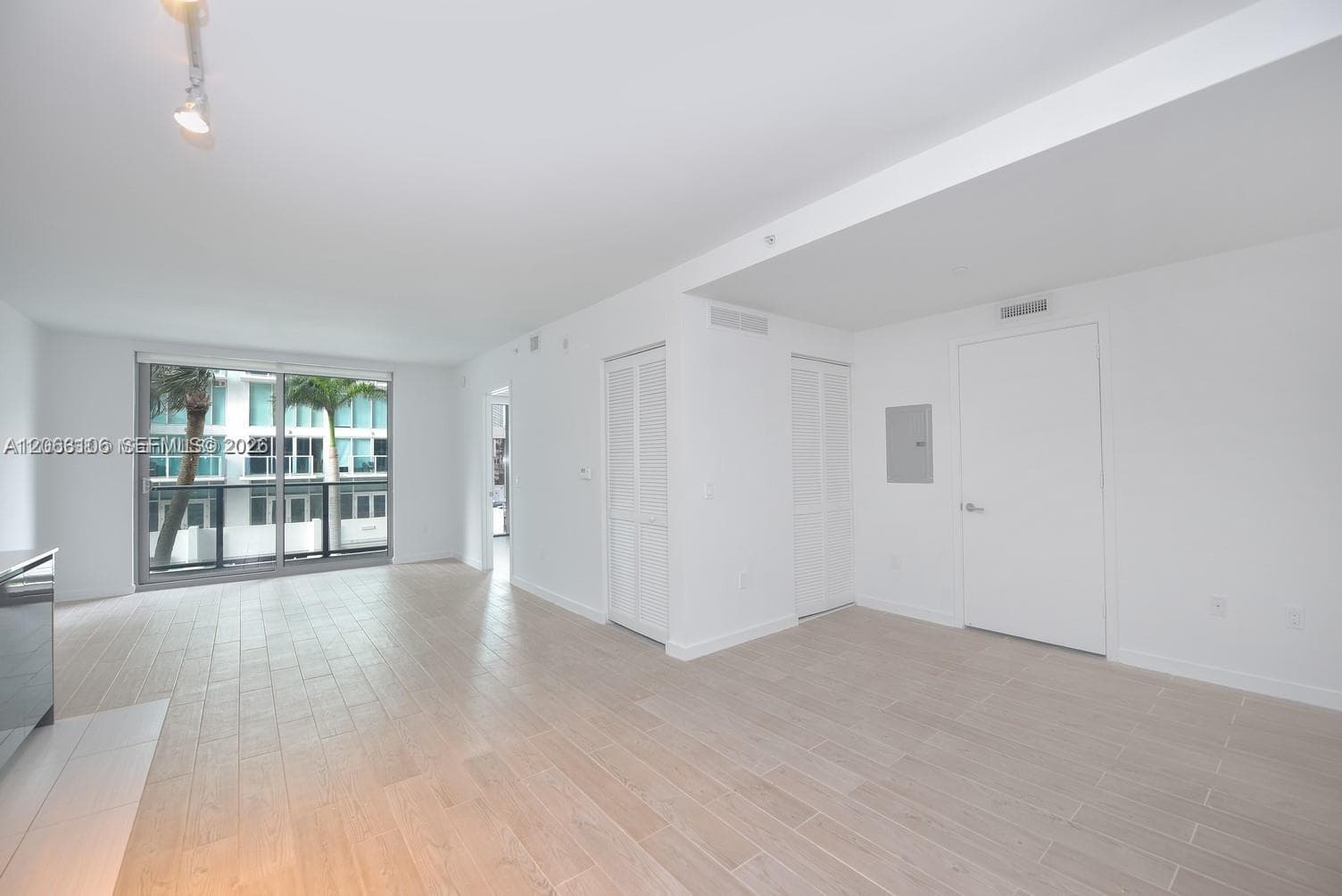 Condo at 31 SE 6th St, Miami — photo 2