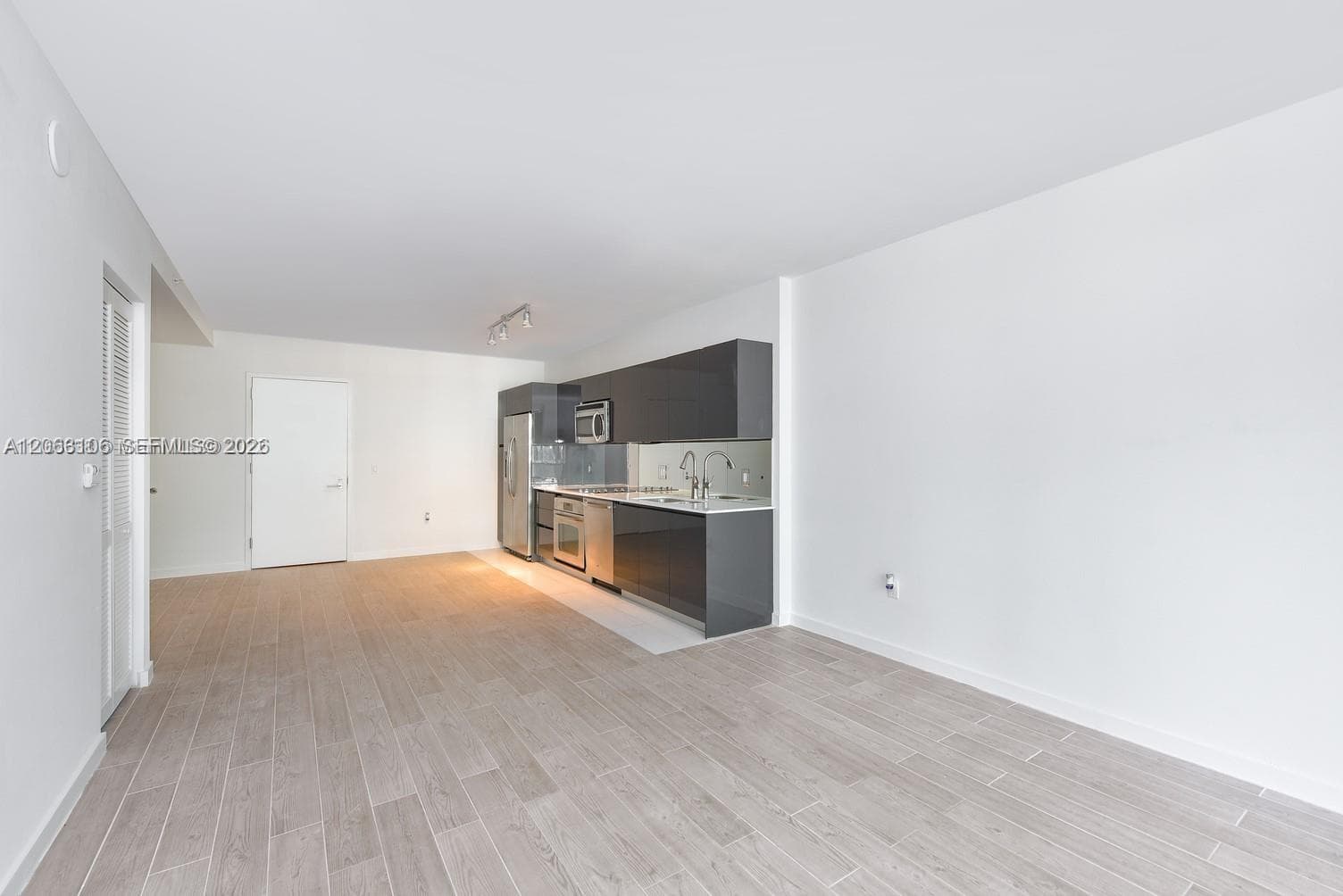 Condo at 31 SE 6th St, Miami — photo 3