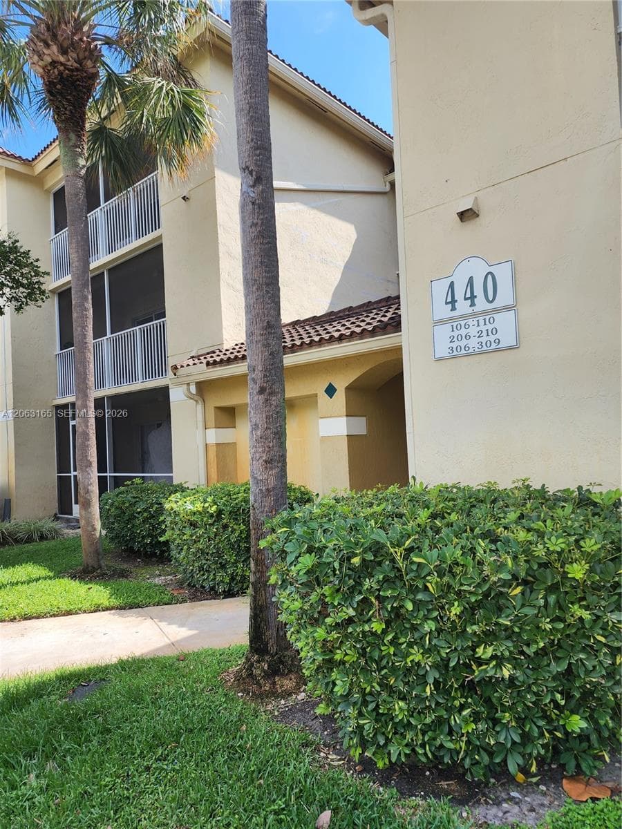 Condo at 440 S Park Rd, Hollywood, FL