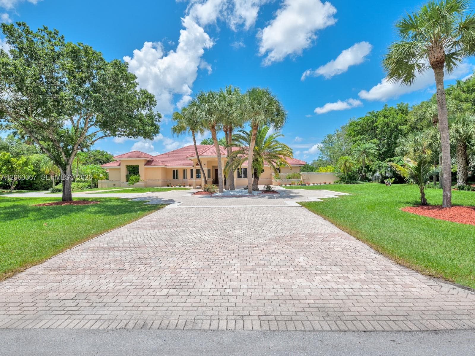 Single-family home at 2710 Walkers way, Weston, FL