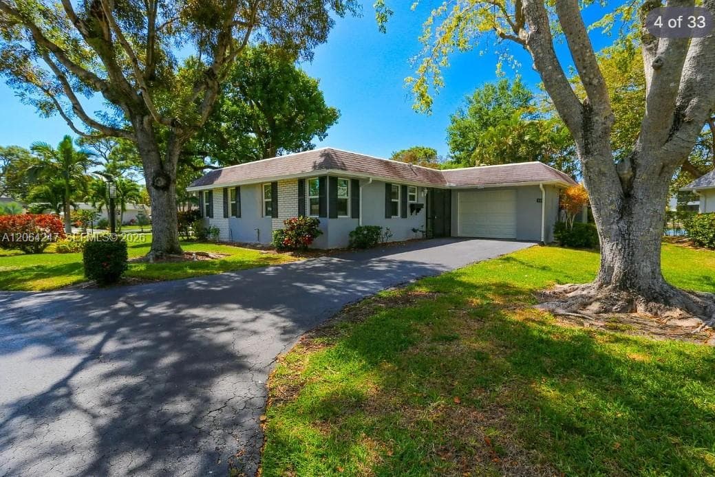 Single-family home at 225 Georgetown, Naples, FL