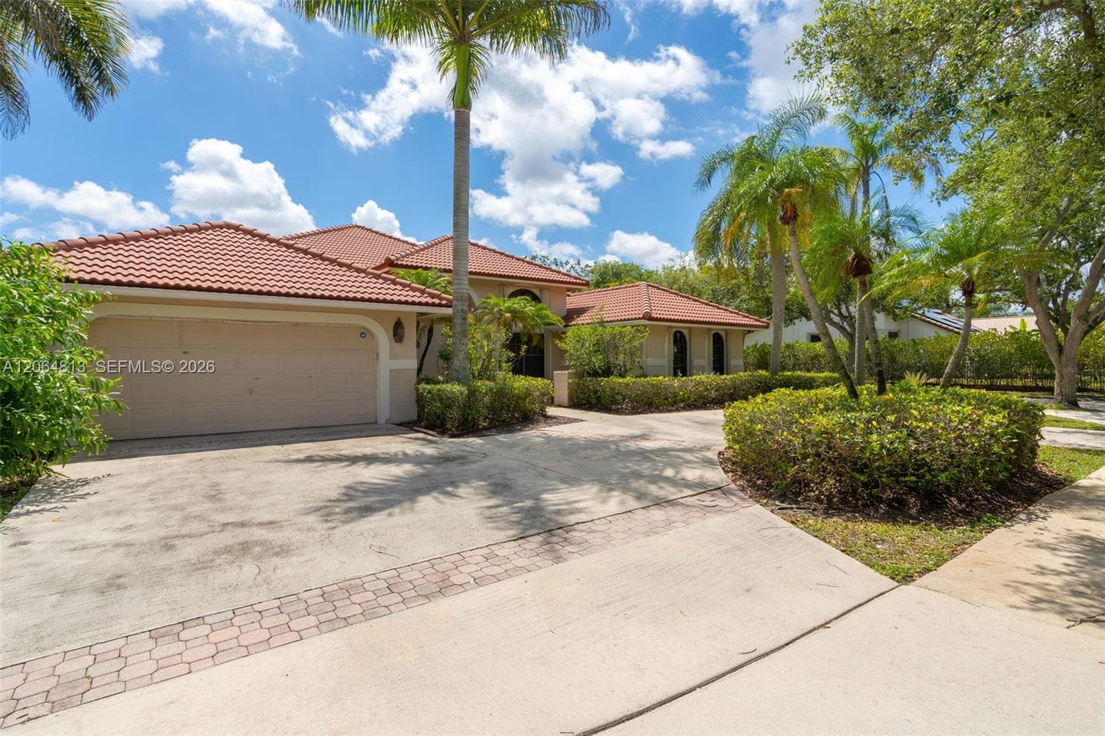 Single-family home at 1051 Deerpath Ct, Weston, FL