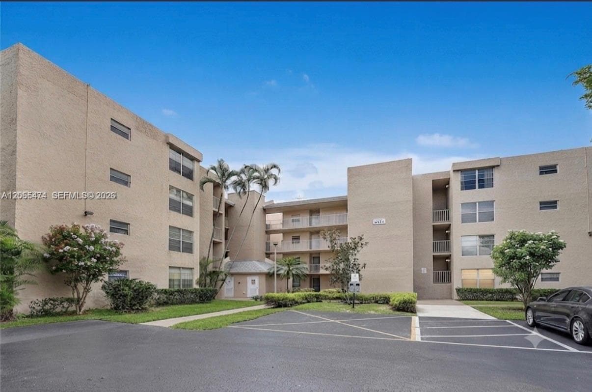 Condo at 9471 Evergreen Pl, Davie, FL