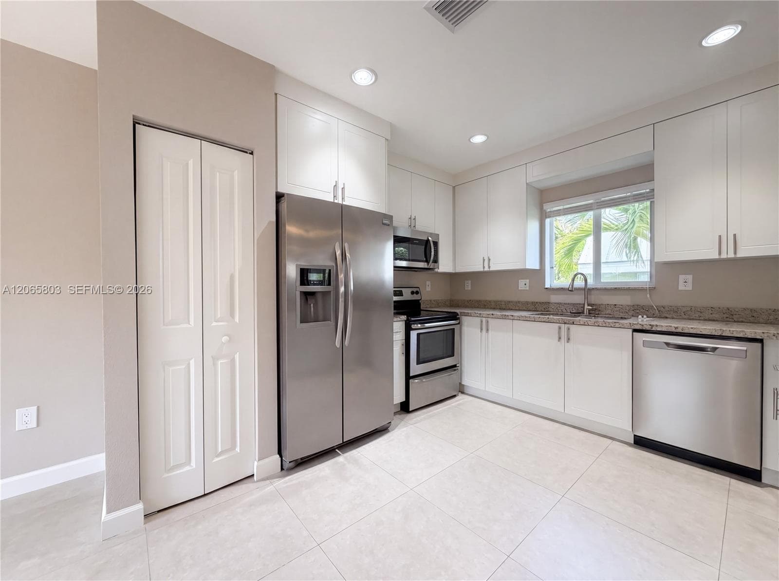 Single-family home at 17 Lakeview Dr, Key Largo — photo 2