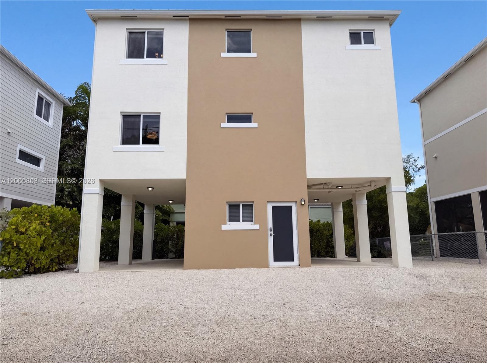Single-family home at 17 Lakeview Dr, Key Largo, FL