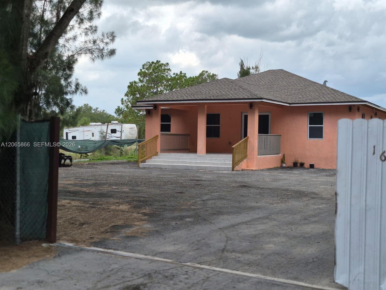 Single-family home at 160 N Granja St, Clewiston, FL
