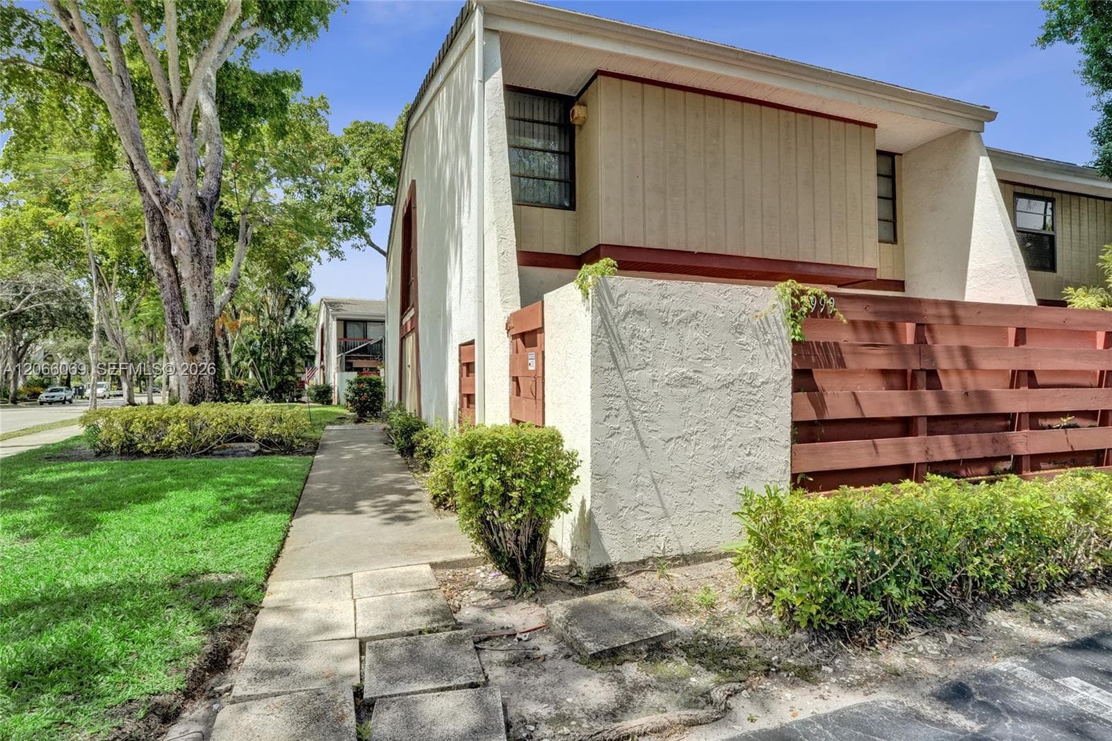 Townhouse at 2999 Lakewood Ln, Hollywood, FL