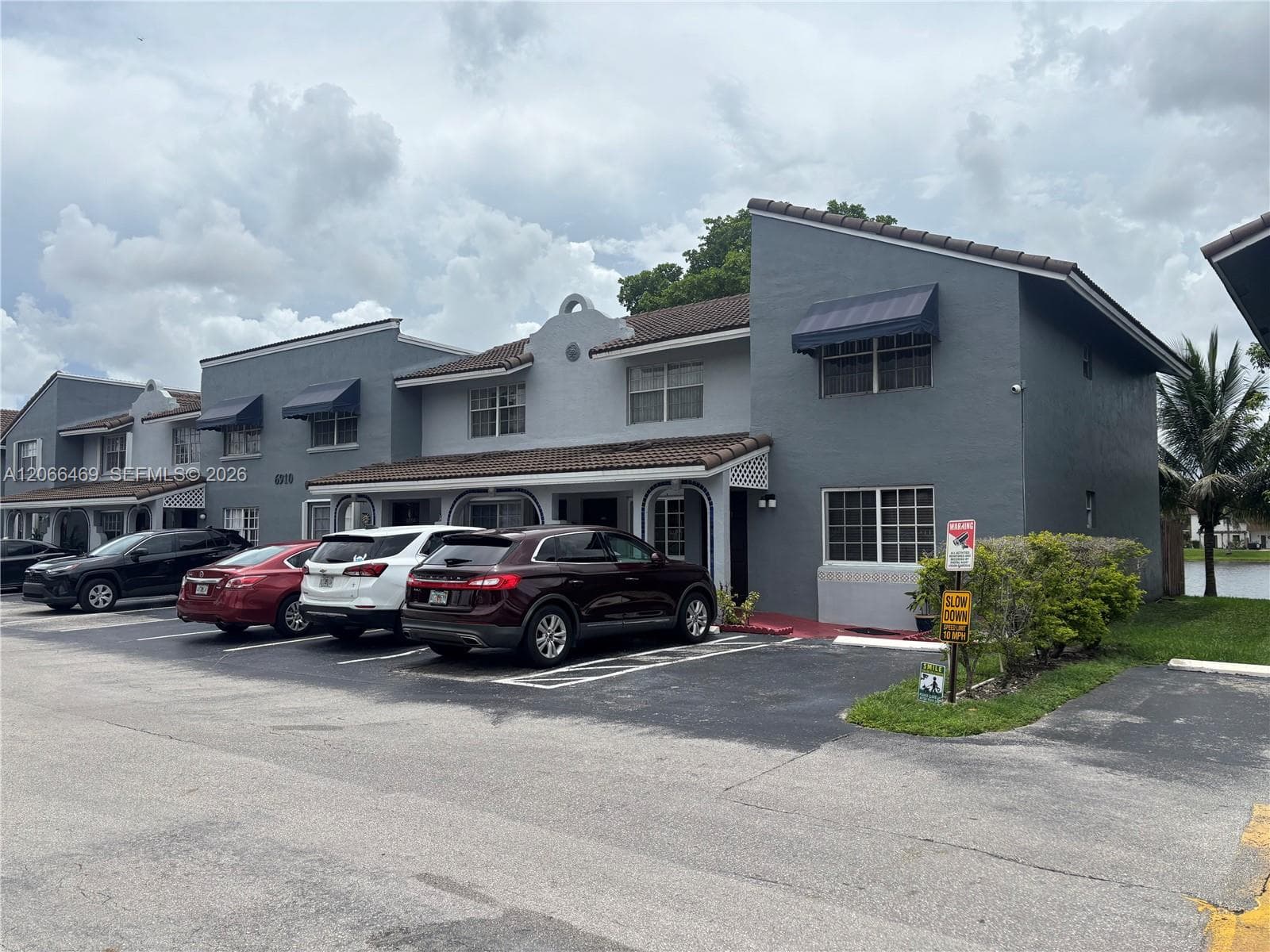 Condo en 6910 NW 173rd Dr, Hialeah — foto 1