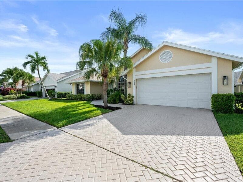 Single-family home at 237 W MOCCASIN Trail W, Jupiter, FL