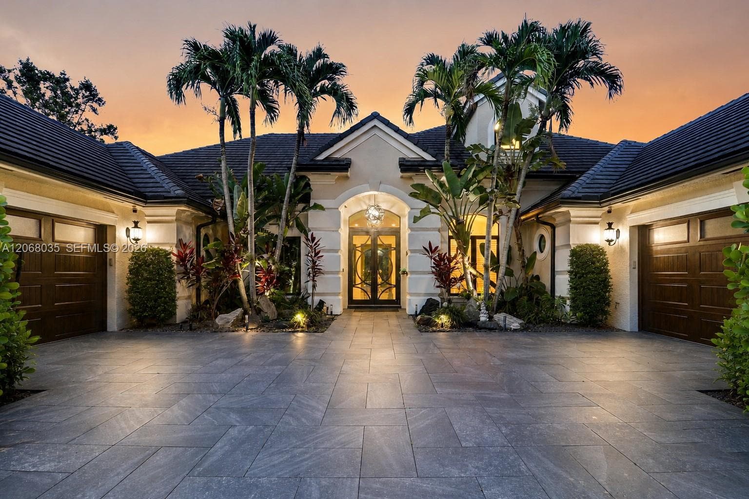Single-family home at 18989 SE Windward Island Ln, Jupiter, FL