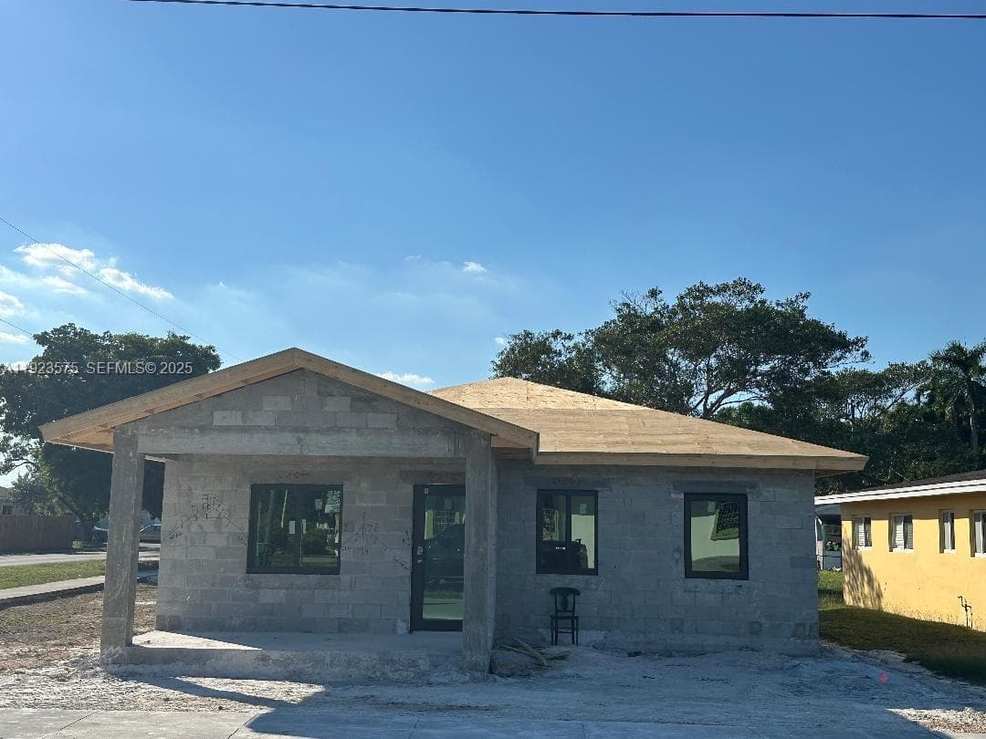 Single-family home at 580 SW 10th Ave, Homestead, FL