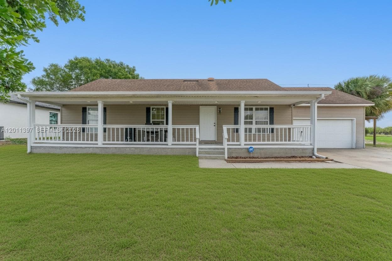 Single-family home at 1500 Jay Ter, La Belle, FL