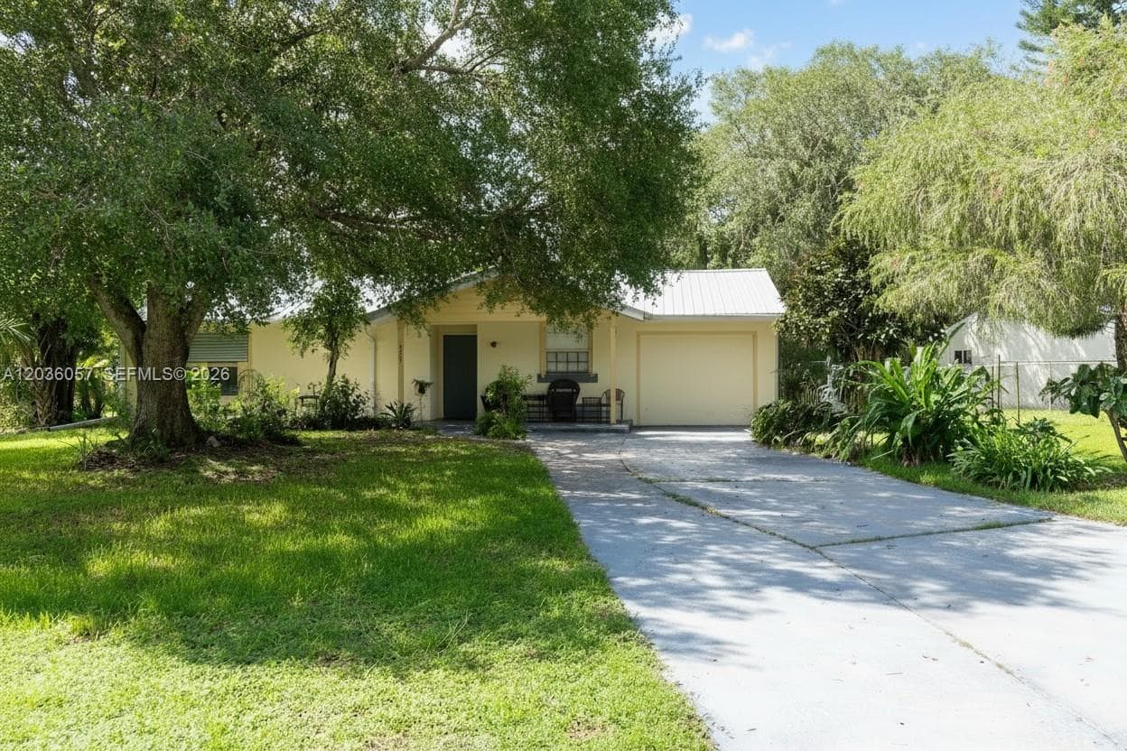 Single-family home at 4001 Bishop Circle, La Belle, FL