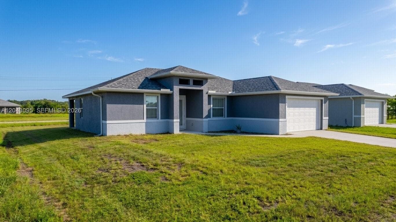Single-family home at 106 Plantation Dr, La Belle, FL