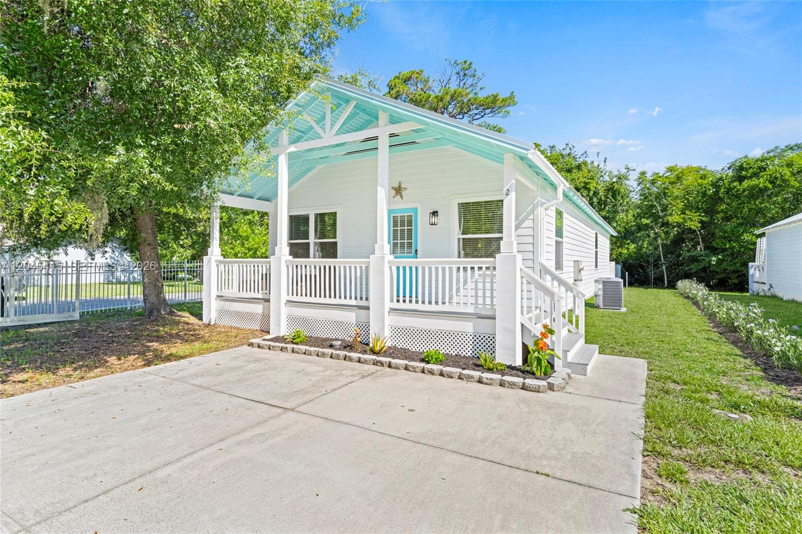 Single-family home at 2 POINCIANA COVE RD, St Augustine, FL