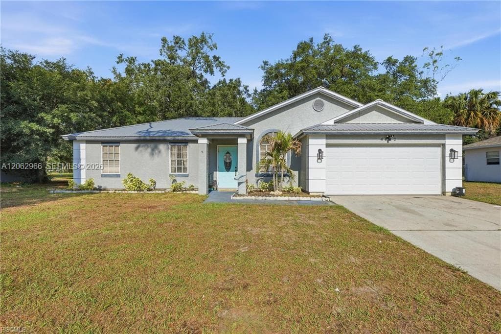 Single-family home at 4022 E Sunflower Circle, La Belle, FL