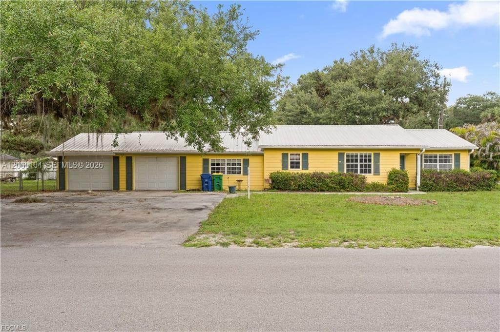 Single-family home at 260 FraserAve, La Belle, FL